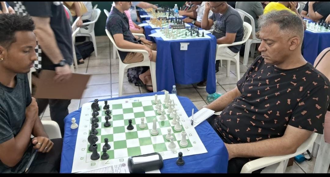 Professor Magnum jogando xadrez