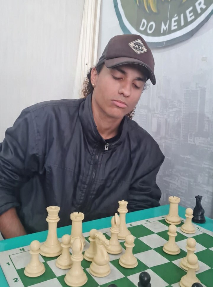 Professor Magnum jogando xadrez